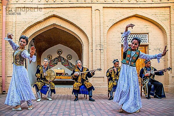 Folkloredarbietung in einer Karawanserei  Usbekistan  Usbekistan  Asien