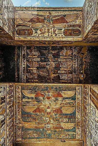 Decken-Relief im Durchgang zum 2. Hof  Medinet Habu  Totentempel Ramses III. Luxor  Theben-West  Ägypten  Luxor  Theben  West  Ägypten  Afrika