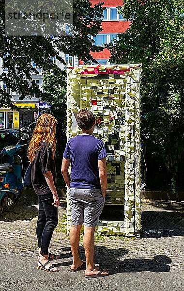 Mit Post it vollständige zugeklebte Telefonzelle in Kreuzberg  Berlin  Deutschland  Europa