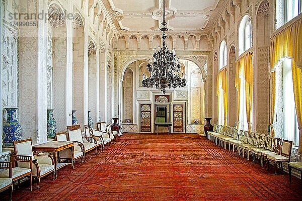 Weißer Saal mit Spiegeln ausgekleidet  Sitorai Mohi Xosa-Palast  Sommerpalast der letzten Emire von Buchara  Buchara  die Heilige Stadt  Usbekistan  Usbekistan  Asien