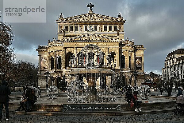 Lucae-Brunnen mit Weihnachtsdekoration  Inschrift Seasonal Greetings  Alte Oper  Opernplatz  Innenstadt  Frankfurt am Main  Hessen  Deutschland  Europa