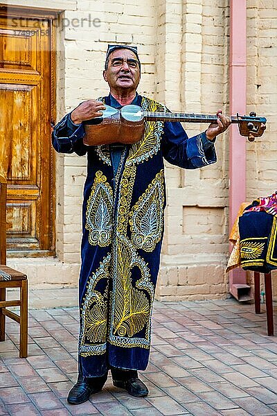 Folkloredarbietung in einer Karawanserei  Usbekistan  Usbekistan  Asien