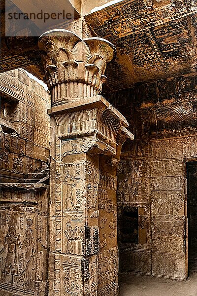 Vorhalle mit Säulensaal  Hathor-Tempel von Deir el-Medina aus der Ptolemaeerzeit  Luxor  Theben-West  Ägypten  Luxor  Theben  West  Ägypten  Afrika