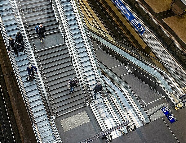Rolltreppen zu den Fernbahngleisen auf dem Hauptbahnhof  Berlin  Deutschland  Europa