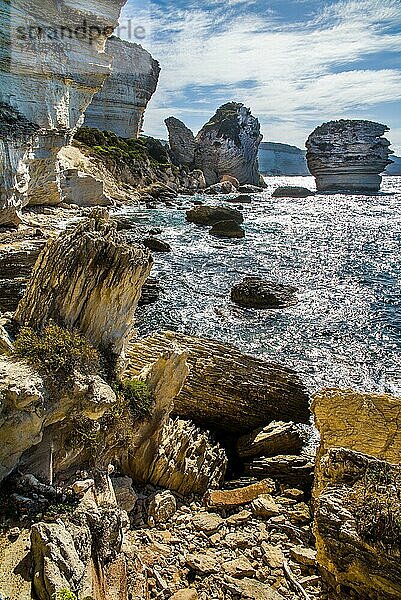 Spektakularerer Blick auf die Kreidefelsen und die Steilküste vom Boot aus mit Grain de Sable  Bonifacio  Korsika  Bonifacio  Korsika  Frankreich  Europa