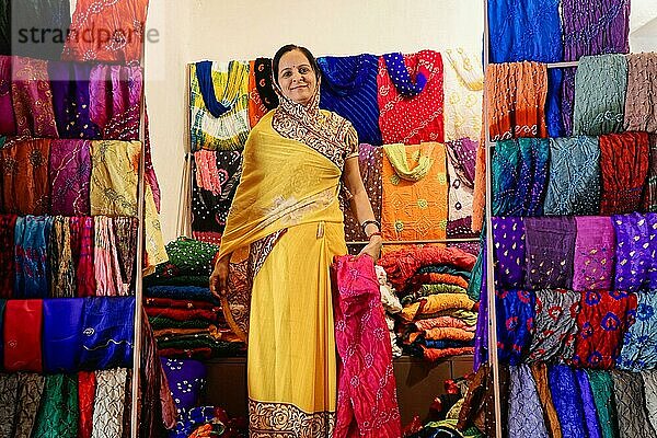 Besitzerin eines Seiden  Stoffgeschäftes  Jodhpur  Rajasthan  Indien  Asien
