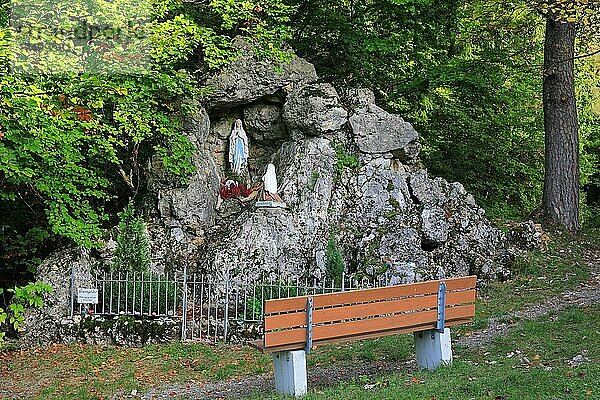 Mariengrotte bei der Kapelle Bürgle  Wehingen  Naturpark Obere Donau  Baden-Württemberg  Deutschland  Europa