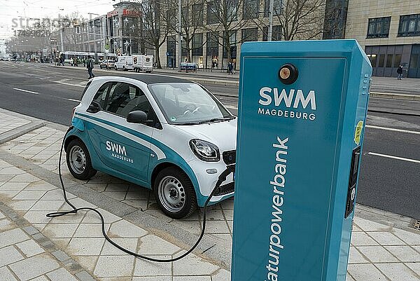 Ein E-Auto tankt an einer Ladesäule Strom  Magdeburg  Sachsen-Anhalt  Deutschland  Europa