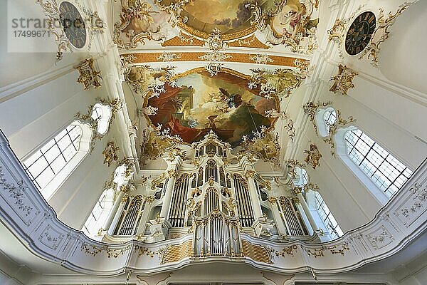 Kloster Roggenburg  Klosterkirche Mar­iä Himm­e­l­f­ahrt  Orgel  Deckengemälde  Chorherrenstift des Prämonstratenserordens  Roggenburg  Bayern  Deutschland  Europa
