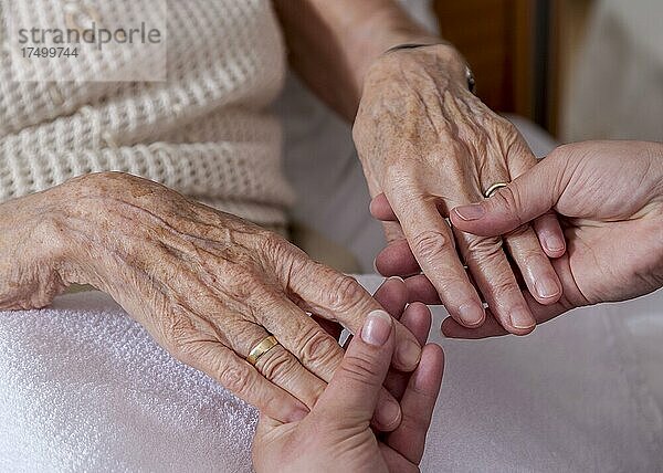 Nagelpflege für einer Seniorin in einem Pflegeheim  Berlin  Deutschland  Europa