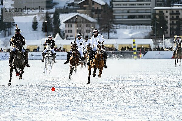Spieler vom Team Maserati (weiß) gegen Spieler vom Team Badrutt´s Palace Hotel (schwarz)  36. Snow Polo World Cup St. Moritz 2020  St. Moritzersee  St. Moritz  Graubünden  Schweiz  Europa