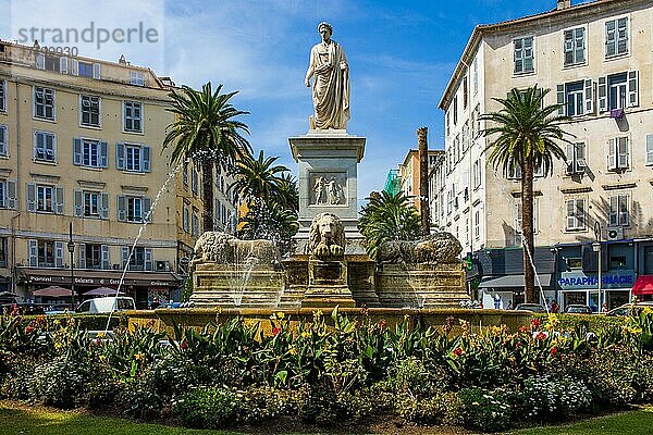 Statue Napoleons  in der Mitte eines Löwenbrunnens am Place Foch  Ajaccio  Korsika  Ajaccio  Korsika  Frankreich  Europa
