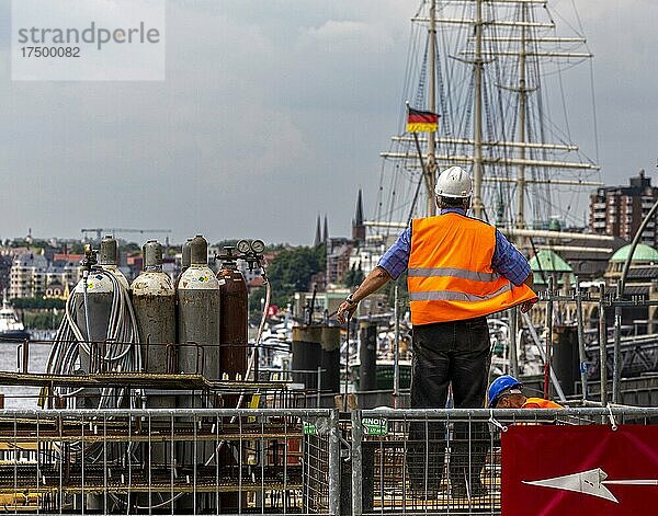 Bauarbeiter auf einer Baustelle im Hafengebiet  Hamburg  Deutschland  Europa