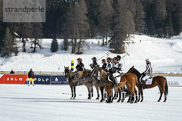 Team Badrutt´s Palace Hotel (schwarz) und Team Aserbaijan Land of Fire (weiß) während der Teampräsentation  36. Snow Polo World Cup St. Moritz 2020  St. Moritzersee  St. Moritz  Graubünden  Schweiz  Europa