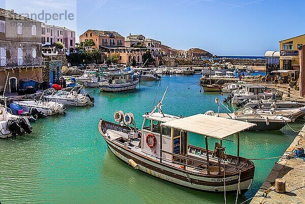 Schmucker Fischerhafen Centuri Port  wichtigster Langusten-Fischerhafen Frankreichs  Cap Corse  Korsika  Centuri Port  Korsika  Frankreich  Europa