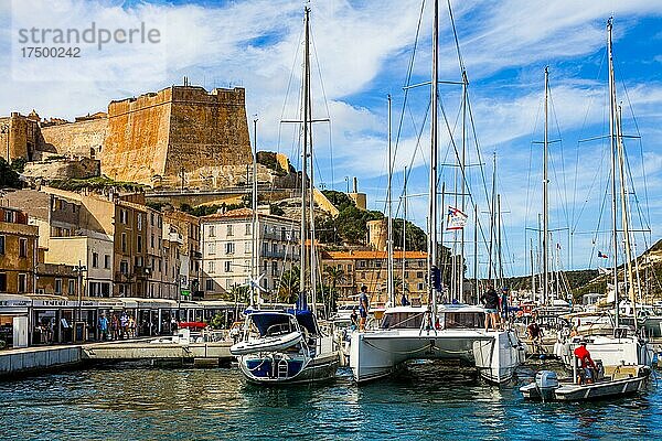 Blick auf die Zitadelle vom Naturhafen von Bonifacio  Korsika  Bonifacio  Korsika  Frankreich  Europa