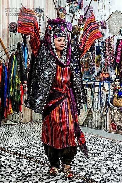 Mode von Usbekistans berühmter Modedesignerin Valentina Romanenko  Samarkand  Usbekistan  Samarkand  Usbekistan  Asien