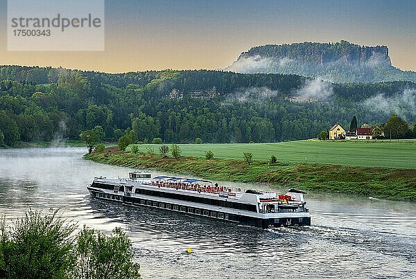 Flusskreuzfahrtschiff auf der Elbe im Elbsandsteingebirge  Sachsen  Deutschland  Europa