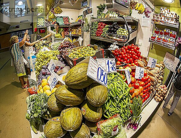 Obst und Gemüse in einer Markthalle im spanischen Ort Chiclana  Spanien  Europa