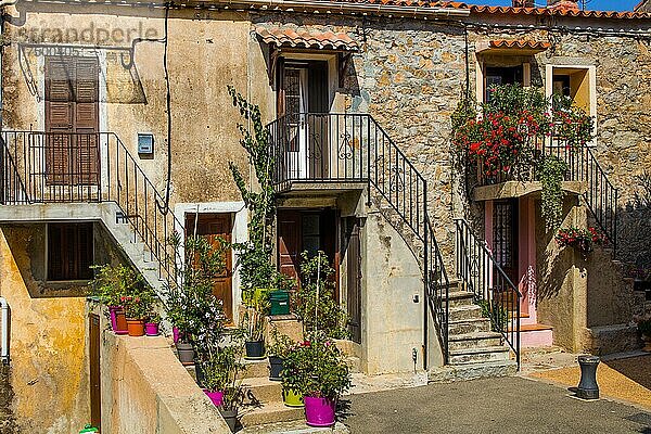 Blumengeschmückte Häuser in Piana in der Calanche  Korsika  Piana  Korsika  Frankreich  Europa