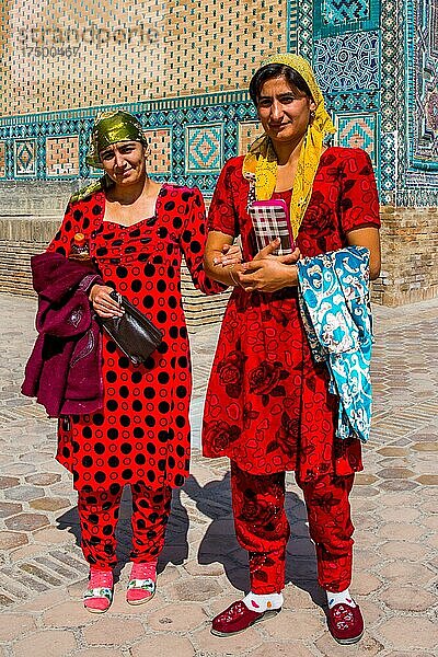 Frauen in traditioneller Tracht  Usbekistan  Usbekistan  Asien