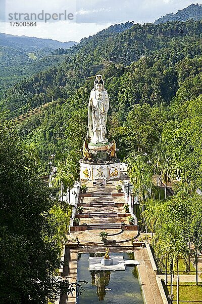 Statue der Götting des Mitgefühls Guanyin  Bergtempel  Wat bang riang  Thub Pat/ Statue Guanyin  place of pilgrimage  Wat bang riang  Thub Pat  Krabi  Thailand  Asien
