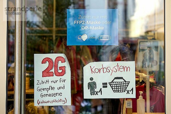 Schilder weisen auf die 2G-Regel im Einzelhandel aufgrund der Corona-Pandemie hin. Kunden müssen geimpft oder genesen sein. Mainz  Rheinland-Pfalz  Deutschland  Europa