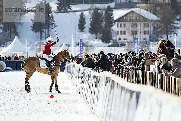 Nacho Gonzalez vom Team St. Moritz steht mit seinem Pferd an der Bande und begrüßt die Zuschauer  36. Snow Polo World Cup St. Moritz 2020  St. Moritzersee  St. Moritz  Graubünden  Schweiz  Europa