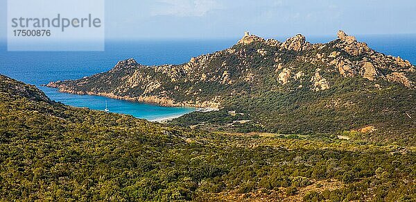 Blick auf Plage De Roccapina mit Felsen Roccapina  Löwenkopf-Felsen  Korsika  Korsika  Frankreich  Europa