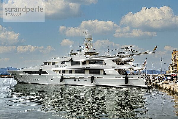 Luxus Yacht mit Helikopter an Deck ankert im Hafen von Saint Tropez  Saint Tropez  Provence-Alpes-Cote dAzur  Südfrankreich