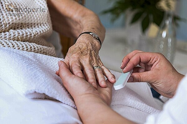 Nagelpflege für einer Seniorin in einem Pflegeheim  Berlin  Deutschland  Europa