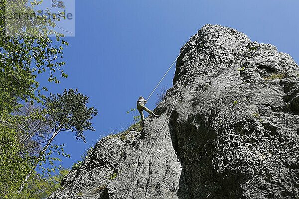Klettern  Junge  Kind in der Felswand  Felsenlabyrinth  Blaubeuren  Baden-Württemberg  Deutschland  Europa