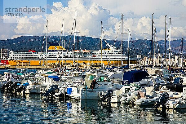 Malerischer Fischerhafen mit Fähre im Hintergrund  Ajaccio  Korsika  Ajaccio  Korsika  Frankreich  Europa