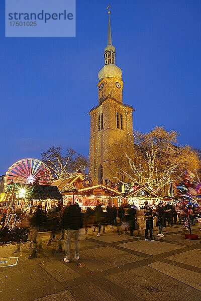 Weihnachtsmarkt Dortmund vor der Kirche St. Reinoldi  Blaue Stunde  Dortmund  Ruhrgebiet  Nordrhein-Westfalen  Deutschland  Europa