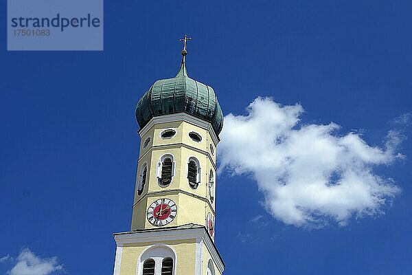 Zwiebelturm einer oberbayerischen Kirche vor weis blauem Himmel  Bayern  Deutschland  Europa