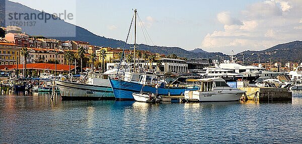 Malerischer Fischerhafen  Ajaccio  Korsika  Ajaccio  Korsika  Frankreich  Europa