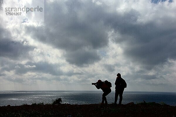 Fotografinnen mit Kamera am bewölkten Meer  Stimmung mit Wolken am Meer  fotografierende Frauen  Nachmittags am Strand  Cabo de Gata  Andalusien  Spanien  Europa