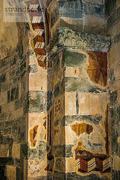 Innenraum mit Resten von Fresken  romanisch-pisanische San Michele de Murato  Korsika  Murato  Korsika  Frankreich  Europa