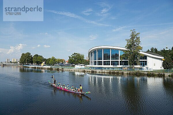 Ruderer auf der Moldau  Vltava  Schwimmstadion und Sauna  Plavecký stadion  ?eské Bud?jovice  Budweis  Böhmisch-Budweis  Böhmisch-Budwitz  Jiho?eský kraj  Südböhmen  Böhmen  Tschechien  Europa