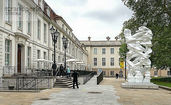 Die Skulptur Runner? von Tony Cragg vor dem Eingang zum Palais Populaire am Bebelplatz Unter den Linden in Berlin  Deutschland  Europa