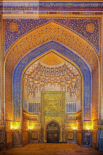 Tillakori Medrese  goldglänzender Innenraum der Moschee  Registan-Platz  Ensemble von drei Medresen  Samarkand  Usbekistan  Samarkand  Usbekistan  Asien