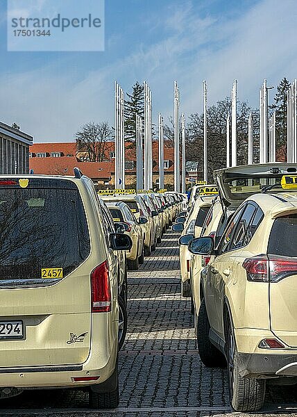 Auf Fahrgäste wartende Taxis am Messegelände  Berlin  Deutschland  Europa