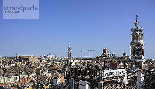 Blick von der Dachterrasse der Fondaco dei Tedeschi Richtung Markusplatz  Venedig  Provinz Venedig  Italien  Europa