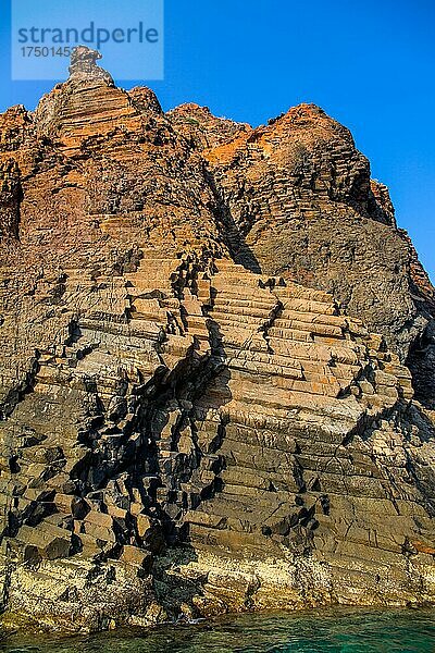 Felsformationen und tiefblaues Wasser im Naturreservat von Scandola  Korsika  Korsika  Frankreich  Europa