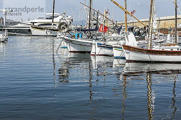 Fischerboote im Hafen von Saint Tropez  Saint Tropez  Provence-Alpes-Cote dAzur  Südfrankreich