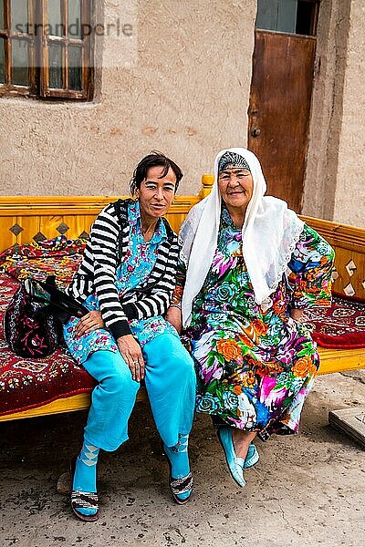 Frauen in traditioneller Tracht und modern gedleidet  Usbekistan  Usbekistan  Asien