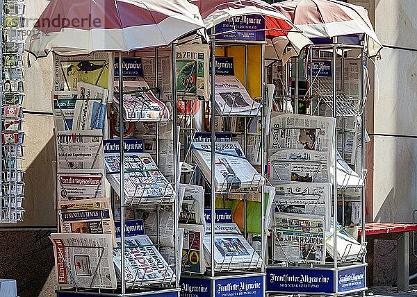 Tageszeitungen und internationale Presse in der Auslage am Zeitungskiosk  Berlin  Deutschland  Europa