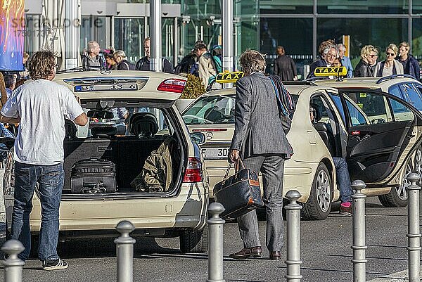 Taxis mit Fahrgästen und Reisenden vor dem Hauptbahnhof  Berlin  Deutschland  Europa