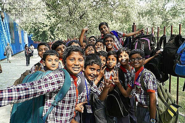 Schulklasse bei einem Ausflug  Nähe Delhi  Rajasthan  Indien  Asien