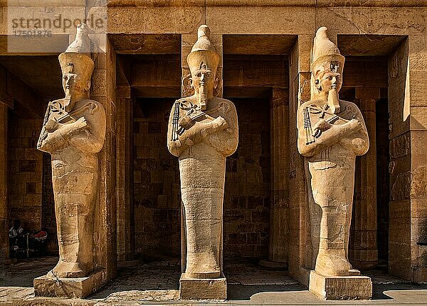 Hatschepsuts überlebensgroße (5 m) Osiris-Statuen in der mittleren Kolonnade  Statuen im Gewand des Gottes Osiris  Totentempel der Pharaonin Hatschepsut  Deir el-Bahari  Luxor  Theben-West  Ägypten  Luxor  Theben  West  Ägypten  Afrika